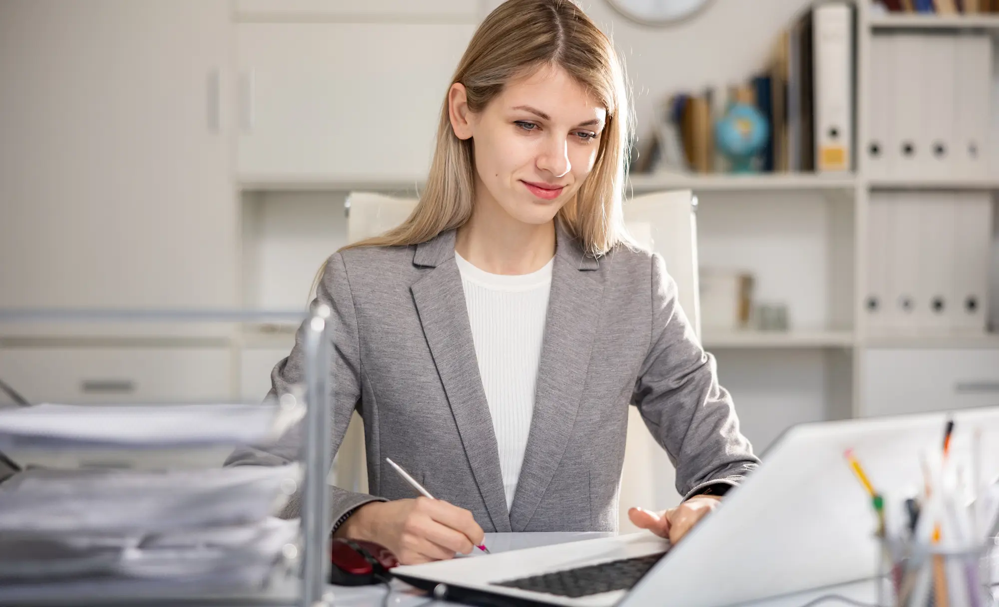 Buchhalterin beim bearbeiten von Tabellen an ihrem arbeits Computer.
